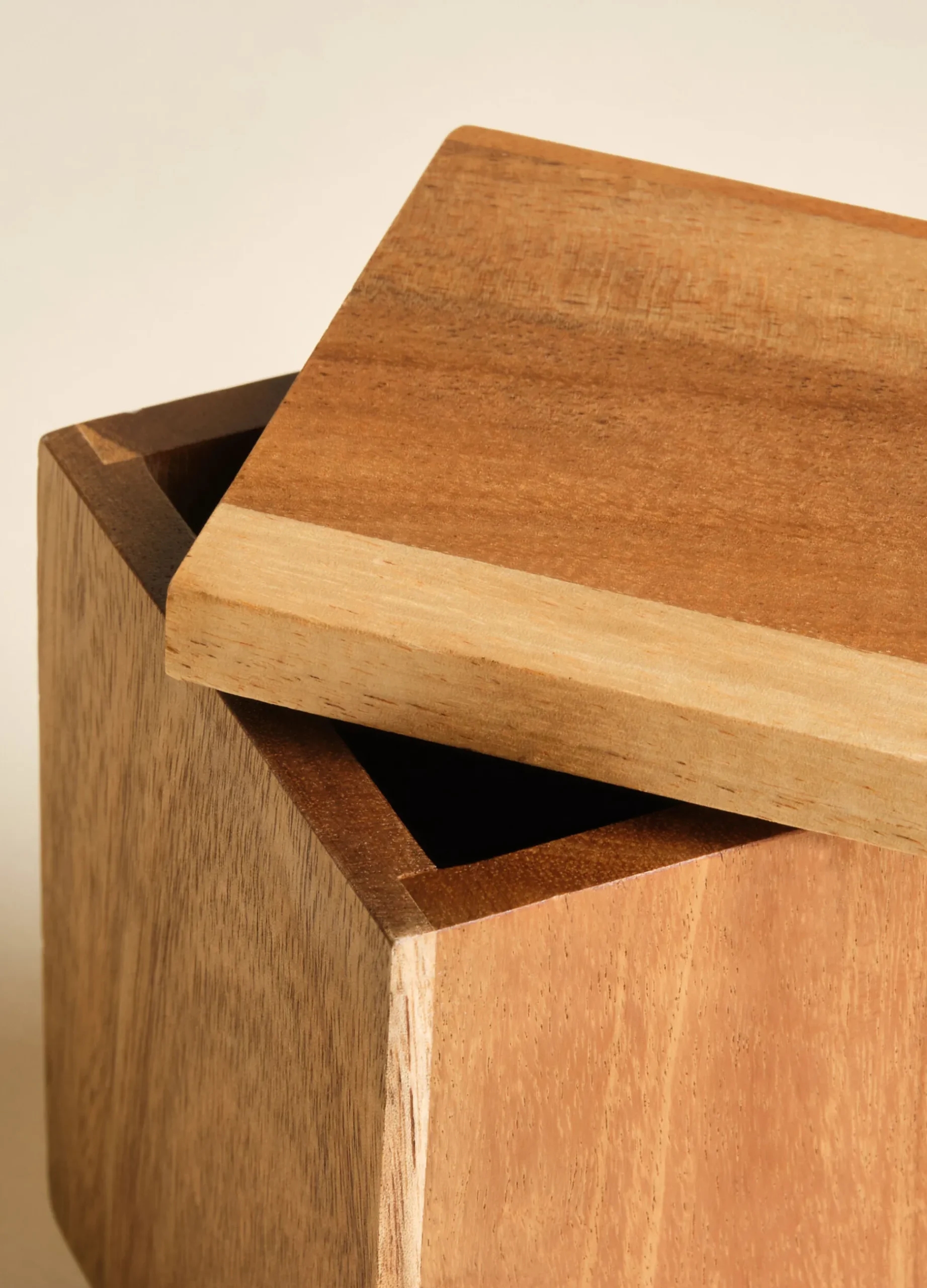 Portaspazzolini con coperchio in legno di acacia*Croff Hot